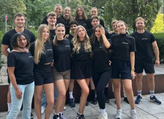 Warum entscheiden sich immer mehr Menschen bewusst für Convenience beim Essen? prepmymeal proteinreiche Fertiggerichte gesunde Ernährung prepmymeal teambild stehend