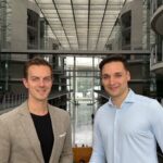 Wie treffen Vertriebsteams heute wirklich die richtigen Entscheidungen? ZopaAI im Vertrieb: Wie KI bessere Entscheidungen ermöglicht Alexander Schöneseiffen (rechts) zu Gast im Bundestag bei Matthias Mieves (Mitglied im Digitalisierungsausschuss des Bundestages)