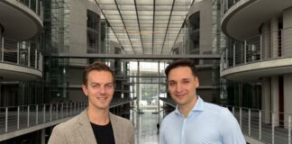 Wie treffen Vertriebsteams heute wirklich die richtigen Entscheidungen? ZopaAI im Vertrieb: Wie KI bessere Entscheidungen ermöglicht Alexander Schöneseiffen (rechts) zu Gast im Bundestag bei Matthias Mieves (Mitglied im Digitalisierungsausschuss des Bundestages)