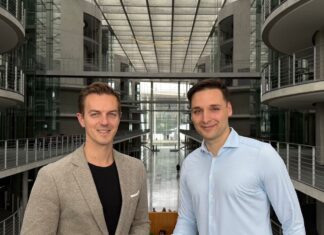 Wie treffen Vertriebsteams heute wirklich die richtigen Entscheidungen? ZopaAI im Vertrieb: Wie KI bessere Entscheidungen ermöglicht Alexander Schöneseiffen (rechts) zu Gast im Bundestag bei Matthias Mieves (Mitglied im Digitalisierungsausschuss des Bundestages)