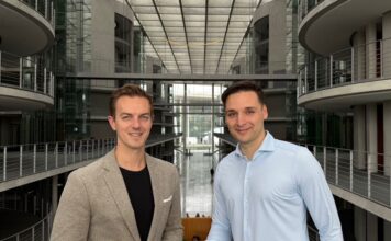 Wie treffen Vertriebsteams heute wirklich die richtigen Entscheidungen? ZopaAI im Vertrieb: Wie KI bessere Entscheidungen ermöglicht Alexander Schöneseiffen (rechts) zu Gast im Bundestag bei Matthias Mieves (Mitglied im Digitalisierungsausschuss des Bundestages)