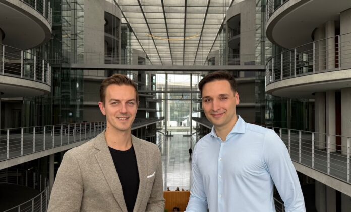 ZopaAI im Vertrieb: Wie KI bessere Entscheidungen ermöglicht Alexander Schöneseiffen (rechts) zu Gast im Bundestag bei Matthias Mieves (Mitglied im Digitalisierungsausschuss des Bundestages)