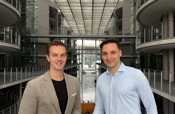 ZopaAI im Vertrieb: Wie KI bessere Entscheidungen ermöglicht Alexander Schöneseiffen (rechts) zu Gast im Bundestag bei Matthias Mieves (Mitglied im Digitalisierungsausschuss des Bundestages)