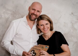 Wie gelingt Nähe in einer Welt voller Reize? HANNIline: Spielzeug für Kinder und ihre Eltern Fotocredit: Miriam Mehlman Fotografie.