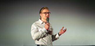 Tabularis.AI stellt Faust-I vor: Lokales KI-Sprachmodell ohne Cloud-Abhängigkeit Tabularis.AI präsentiert Faust-I: Lokale KI als Gegenmodell zur Cloud