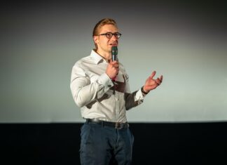 Tabularis.AI stellt Faust-I vor: Lokales KI-Sprachmodell ohne Cloud-Abhängigkeit Tabularis.AI präsentiert Faust-I: Lokale KI als Gegenmodell zur Cloud