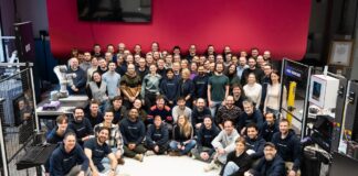 Wie viel Intelligenz braucht Automatisierung, um wirklich zu funktionieren? Wandelbots Robotik KI intelligente Automatisierung teambild