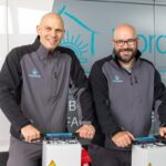 Wie wird der Altbau fit für die Wärmepumpe, ohne alles aufzureißen? Nordwærme: Fußbodenheizung für die Wärmepumpe Fotorechte Gründer: Nordwærme | Lars Wendt | Wendt-Pictures.de; David Burckhardt, Sönke Löser (mit Brille; v.l.n.r.)