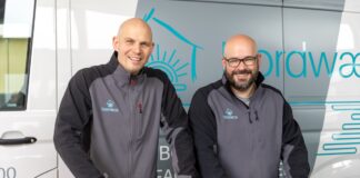 Wie wird der Altbau fit für die Wärmepumpe, ohne alles aufzureißen? Nordwærme: Fußbodenheizung für die Wärmepumpe Fotorechte Gründer: Nordwærme | Lars Wendt | Wendt-Pictures.de; David Burckhardt, Sönke Löser (mit Brille; v.l.n.r.)