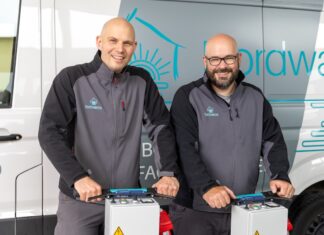 Wie wird der Altbau fit für die Wärmepumpe, ohne alles aufzureißen? Nordwærme: Fußbodenheizung für die Wärmepumpe Fotorechte Gründer: Nordwærme | Lars Wendt | Wendt-Pictures.de; David Burckhardt, Sönke Löser (mit Brille; v.l.n.r.)