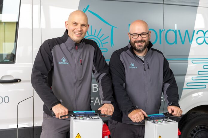 Nordwærme: Fußbodenheizung für die Wärmepumpe Fotorechte Gründer: Nordwærme | Lars Wendt | Wendt-Pictures.de; David Burckhardt, Sönke Löser (mit Brille; v.l.n.r.)