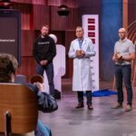 Millionen Deals große Emotionen und harte Forderungen: Das erwartet Sie in Folge 2 2. März 2026 Die Höhle der Löwen Folge 2 V.l.: Sebastian Janus, Stefan Siemer und Sebastian Heidrich präsentieren „Streamcheck“, den Urologen-Check für zu Hause. Sie erhoffen sich ein Investment von 1.000.000 Euro für 10 Prozent der Firmenanteile. Bildcredits/ Fotograf: Foto: RTL / Bernd-Michael Maurer