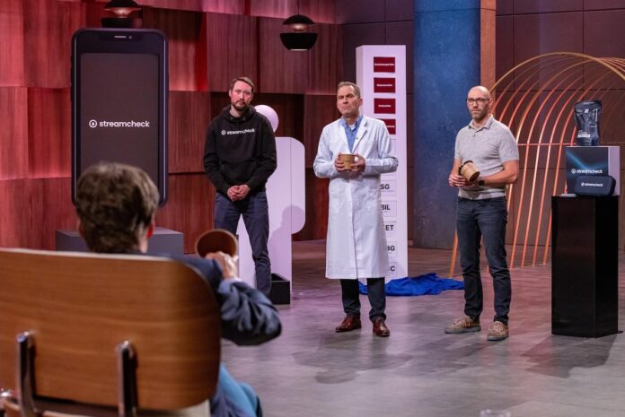 2. März 2026 Die Höhle der Löwen Folge 2 V.l.: Sebastian Janus, Stefan Siemer und Sebastian Heidrich präsentieren „Streamcheck“, den Urologen-Check für zu Hause. Sie erhoffen sich ein Investment von 1.000.000 Euro für 10 Prozent der Firmenanteile. Bildcredits/ Fotograf: Foto: RTL / Bernd-Michael Maurer