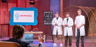 Kann Lernen plötzlich so viel spannender sein? AR-Physics Lern App für Naturwissenschaften Felix Lachtrup, Philipp Siedhoff und Jost Reelsen präsentieren den "Löwen" mit „AR-Physics“ eine Lernapp für Physikexperimente. Sie erhoffen sich ein Investment von 225.000 Euro für 15 Prozent der Firmenanteile. Bildcredits/ Fotograf: RTL / Bernd-Michael Maurer