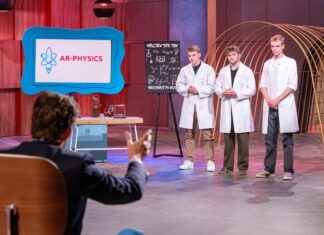 Kann Lernen plötzlich so viel spannender sein? AR-Physics Lern App für Naturwissenschaften Felix Lachtrup, Philipp Siedhoff und Jost Reelsen präsentieren den "Löwen" mit „AR-Physics“ eine Lernapp für Physikexperimente. Sie erhoffen sich ein Investment von 225.000 Euro für 15 Prozent der Firmenanteile. Bildcredits/ Fotograf: RTL / Bernd-Michael Maurer
