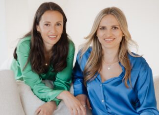 Warum ist Einrichten für viele bis heute so unnötig aufwendig? CASA Einrichtungsservice Einrichtung Wohnen Konzepte. Carolin Nagel (l.) und Saskia Metzger (r.) Bildrechte: Isabel Zander, Easily Photography