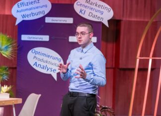 Wie viel Potenzial steckt in einer Idee, die mit 15 Jahren beginnt? admark.ai Social Media Höhle der Löwen Pitch Christopher Zöllner präsentiert „admark.ai“, das KI Social Media tool für Konzerne. Er erhofft sich ein Investment von 200.000 Euro für 20 Prozent der Firmenanteile. RTL / Bernd-Michael Maurer