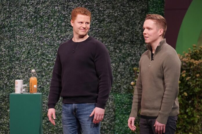 Hansegrün Shots Nahrungsergänzungsmittel Lukas Jordan (l.) und Till Soll präsentieren mit „Hansegrün“ nachhaltige Bio-Shots zum Selbermachen. Sie erhoffen sich ein Investment von 350.000 Euro für 10 Prozent der Firmenanteile. Bildcredits/ Fotograf: RTL / Stefan Gregorowius