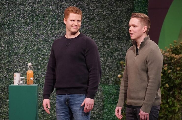 Hansegrün Shots Nahrungsergänzungsmittel Lukas Jordan (l.) und Till Soll präsentieren mit „Hansegrün“ nachhaltige Bio-Shots zum Selbermachen. Sie erhoffen sich ein Investment von 350.000 Euro für 10 Prozent der Firmenanteile. Bildcredits/ Fotograf: RTL / Stefan Gregorowius