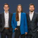 Wie können industrielle Prozesse gleichzeitig schneller und zuverlässiger werden? INLEAP Photonics, Laserstrahllenksystem und Industrie Geschäftsführer stehend