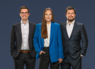 Wie können industrielle Prozesse gleichzeitig schneller und zuverlässiger werden? INLEAP Photonics, Laserstrahllenksystem und Industrie Geschäftsführer stehend