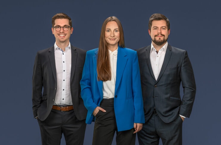 INLEAP Photonics, Laserstrahllenksystem und Industrie Geschäftsführer stehend