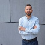 Warum ist es einfacher, Aktien zu kaufen als in die Energiewende zu investieren? ValueVerde Genossenschaften Energiewende Nathanael Meyer Gründer stehend