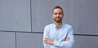 Warum ist es einfacher, Aktien zu kaufen als in die Energiewende zu investieren? ValueVerde Genossenschaften Energiewende Nathanael Meyer Gründer stehend