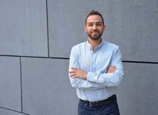 Warum ist es einfacher, Aktien zu kaufen als in die Energiewende zu investieren? ValueVerde Genossenschaften Energiewende Nathanael Meyer Gründer stehend