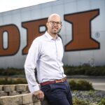 OBI investiert in 42watt OBI übernimmt 42watt für energetische Sanierungsprojekte Für OBI CEO Dr. Sebastian Gundel ist die Integration von 42watt ins Serviceportfolio von OBI ein wichtiger Schritt in der strategischen Weiterentwicklung des Unternehmens.