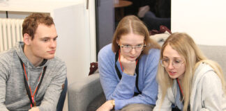 Halbzeit im Wettbewerb mit neuem Businessplan-Rekord Bild Im Planspiel „Start-up Simulator“ lernen Jugendliche spielerisch und praxisnah, wie sie ein Unternehmen nachhaltig zum Erfolg führen können Bildcredits: „Jugend gründet" JUGEND GRÜNDET startet ins Unternehmensplanspiel