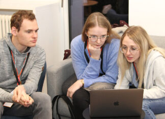 Halbzeit im Wettbewerb mit neuem Businessplan-Rekord Bild Im Planspiel „Start-up Simulator“ lernen Jugendliche spielerisch und praxisnah, wie sie ein Unternehmen nachhaltig zum Erfolg führen können Bildcredits: „Jugend gründet" JUGEND GRÜNDET startet ins Unternehmensplanspiel