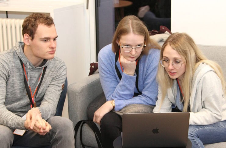 Bild Im Planspiel „Start-up Simulator“ lernen Jugendliche spielerisch und praxisnah, wie sie ein Unternehmen nachhaltig zum Erfolg führen können Bildcredits: „Jugend gründet