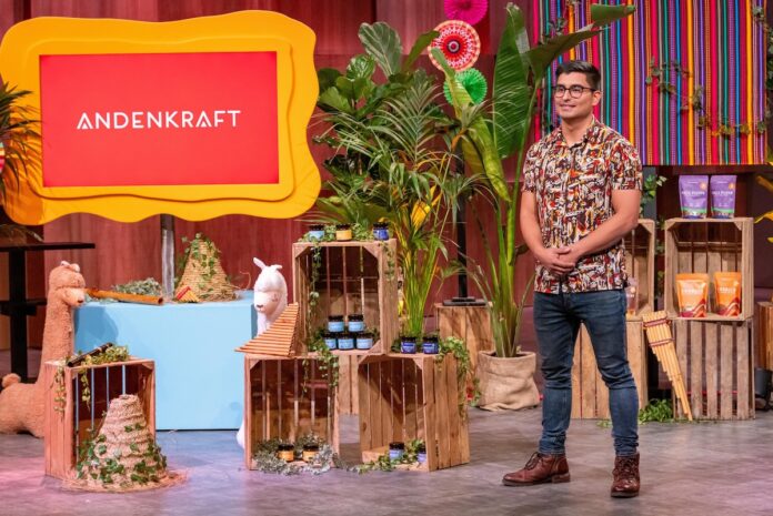 Andenkraft Yacon aus den Anden bei Höhle der Löwen Justinian Gomez Moreno präsentiert mitAndenkraft Lebensmittel aus der peruanischen Yacon-Wurzel. Er erhofft sich ein Investment von 60.000 Euro für 20 Prozent der Firmenanteile. Bildcredits/Fotograf: RTL / Bernd-Michael Maurer