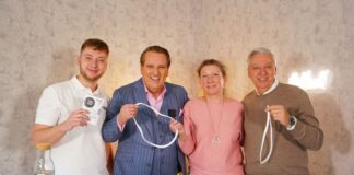 Fugen neu gedacht Silikonfugen eezee Fuge Die Höhle der Löwen v l Tom Lewis Geffers Ralf Dümmel Sandra Geffers Heiko Geffers Credit RTL Bernd Michael Maurer