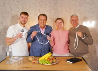 Fugen neu gedacht Silikonfugen eezee Fuge Die Höhle der Löwen v l Tom Lewis Geffers Ralf Dümmel Sandra Geffers Heiko Geffers Credit RTL Bernd Michael Maurer