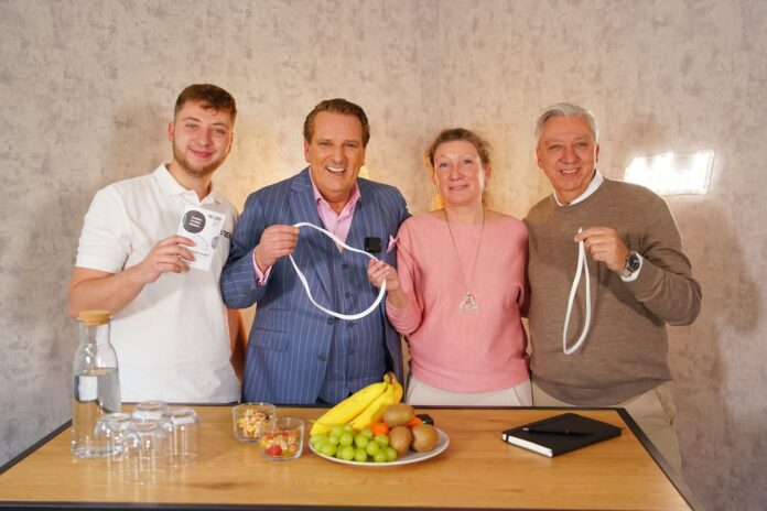 Silikonfugen eezee Fuge Die Höhle der Löwen v l Tom Lewis Geffers Ralf Dümmel Sandra Geffers Heiko Geffers Credit RTL Bernd Michael Maurer
