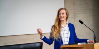 Pitch perfect? Wirkung entscheidet, nicht PowerPoint Gründerinnen und Gründer überzeugen Investoren mit Präsenz Laura Wällnitz Fotografin Kerstin Bergmann