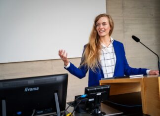 Pitch perfect? Wirkung entscheidet, nicht PowerPoint Gründerinnen und Gründer überzeugen Investoren mit Präsenz Laura Wällnitz Fotografin Kerstin Bergmann