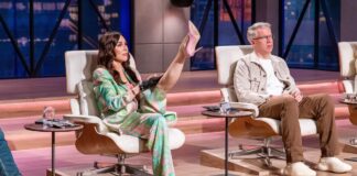 Ein Pitch sorgt für Gänsehaut und stellt alles auf den Kopf 6. April 2026 Die Höhle der Löwen Startups Bild Investorin Judith Williams nimmt „Tanera Skin“, die Hautpflege gegen Reibeisenhaut (Keratosis Pilaris), genau unter die Lupe und macht den Praxistest. Bildcredits/Fotograf: RTL / Bernd-Michael Maurer