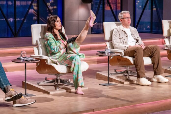 6. April 2026 Die Höhle der Löwen Startups Bild Investorin Judith Williams nimmt „Tanera Skin“, die Hautpflege gegen Reibeisenhaut (Keratosis Pilaris), genau unter die Lupe und macht den Praxistest. Bildcredits/Fotograf: RTL / Bernd-Michael Maurer