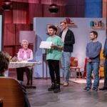 Was passiert, wenn Medikamente einfach vergessen werden? ANABOX Medikamenteneinnahme Angehörige MedTech Lösung Bild: Pitch "Anabox smart" V.l.: Robert Gühne, Chris Walter, Daniel Böber und Jürgen Burkert präsentieren den digitalen Medikamente Spender „Anabox smart“. Sie erhoffen sich ein Investment von 180.000 Euro für 15 Prozent der Firmenanteile. Seniorin Jutta unterstützt sie bei dem Pitch und repräsentiert die Zielgruppe. Bildcredits/ Fotograf: RTL / Bernd-Michael Maurer