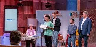 Was passiert, wenn Medikamente einfach vergessen werden? ANABOX Medikamenteneinnahme Angehörige MedTech Lösung Bild: Pitch "Anabox smart" V.l.: Robert Gühne, Chris Walter, Daniel Böber und Jürgen Burkert präsentieren den digitalen Medikamente Spender „Anabox smart“. Sie erhoffen sich ein Investment von 180.000 Euro für 15 Prozent der Firmenanteile. Seniorin Jutta unterstützt sie bei dem Pitch und repräsentiert die Zielgruppe. Bildcredits/ Fotograf: RTL / Bernd-Michael Maurer