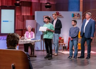 Was passiert, wenn Medikamente einfach vergessen werden? ANABOX Medikamenteneinnahme Angehörige MedTech Lösung Bild: Pitch "Anabox smart" V.l.: Robert Gühne, Chris Walter, Daniel Böber und Jürgen Burkert präsentieren den digitalen Medikamente Spender „Anabox smart“. Sie erhoffen sich ein Investment von 180.000 Euro für 15 Prozent der Firmenanteile. Seniorin Jutta unterstützt sie bei dem Pitch und repräsentiert die Zielgruppe. Bildcredits/ Fotograf: RTL / Bernd-Michael Maurer