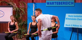 Kann eine simple Gewohnheit den Rücken dauerhaft entlasten? BackDani Trainingsgerät für Wirbelsäule bei Höhle der Löwen Daniel Kappacher präsentiert den Rücken-Feinmuskulatur-Trainer „BackDani“. Seine Töchter (v.l.) Kira, Franca und Nina unterstützen ihn bei dem Pitch. Bildcredits/Fotograf: RTL / Bernd-Michael Maurer