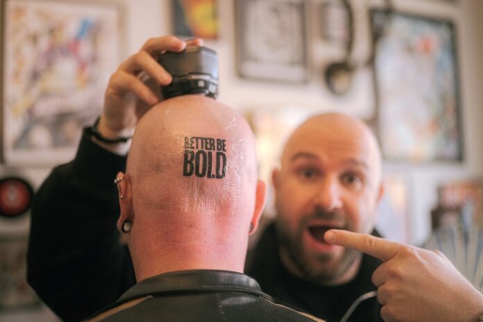 BOLD INK DAY zeigt Selbstbewusstsein mit Glatze