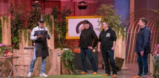 Wie wird aus einem Alltagsproblem eine Geschäftsidee? Butjer Grill Produkt bei Höhle der Löwen Bild: v.l.: Udo Mammone, Tim Gollenstede und Enrico Krüger präsentieren mit „Butjer – Das Grillbrett“ ein Multitool von Grillern für Griller. Sie erhoffen sich ein Investment von 100.000 Euro für 15 Prozent der Firmenanteile. Links Markenbotschafter Axel Schulz. Bildcredits/Fotograf: RTL / Bernd-Michael Maurer