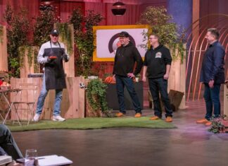 Wie wird aus einem Alltagsproblem eine Geschäftsidee? Butjer Grill Produkt bei Höhle der Löwen Bild: v.l.: Udo Mammone, Tim Gollenstede und Enrico Krüger präsentieren mit „Butjer – Das Grillbrett“ ein Multitool von Grillern für Griller. Sie erhoffen sich ein Investment von 100.000 Euro für 15 Prozent der Firmenanteile. Links Markenbotschafter Axel Schulz. Bildcredits/Fotograf: RTL / Bernd-Michael Maurer