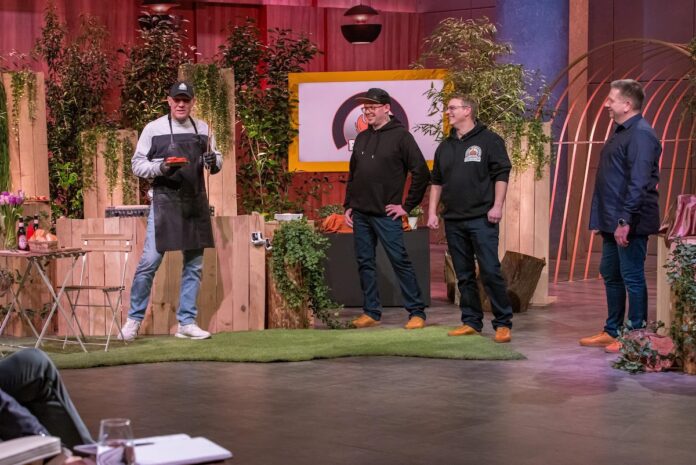 Butjer Grill Produkt bei Höhle der Löwen Bild: v.l.: Udo Mammone, Tim Gollenstede und Enrico Krüger präsentieren mit „Butjer – Das Grillbrett“ ein Multitool von Grillern für Griller. Sie erhoffen sich ein Investment von 100.000 Euro für 15 Prozent der Firmenanteile. Links Markenbotschafter Axel Schulz. Bildcredits/Fotograf: RTL / Bernd-Michael Maurer