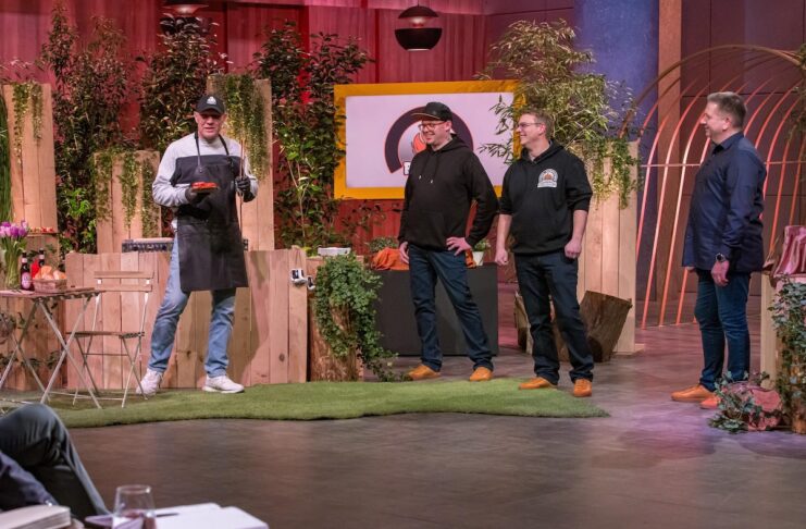 Butjer Grill Produkt bei Höhle der Löwen Bild: v.l.: Udo Mammone, Tim Gollenstede und Enrico Krüger präsentieren mit „Butjer – Das Grillbrett“ ein Multitool von Grillern für Griller. Sie erhoffen sich ein Investment von 100.000 Euro für 15 Prozent der Firmenanteile. Links Markenbotschafter Axel Schulz. Bildcredits/Fotograf: RTL / Bernd-Michael Maurer